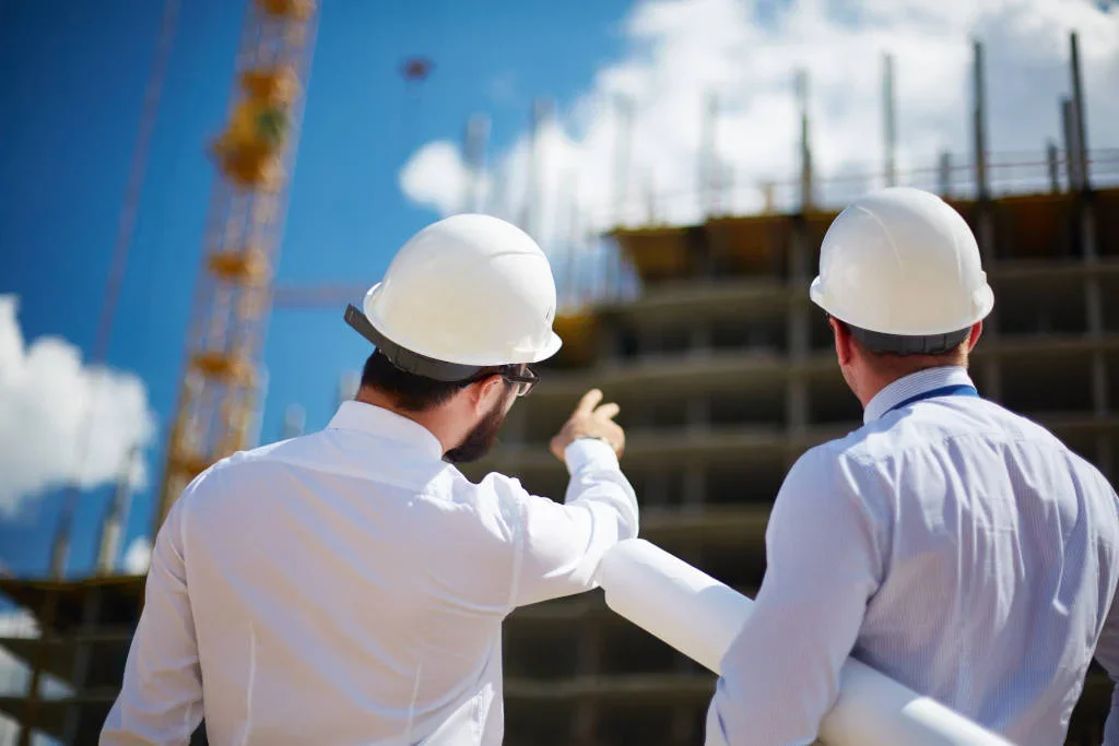 Estructura de un edificio en construcción con grúa y andamios.